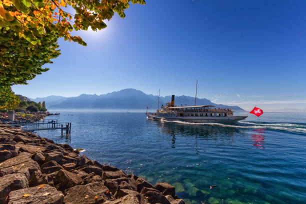 velho barco a vapor no lago geneva leman em montreux, suíça - naval flag - fotografias e filmes do acervo