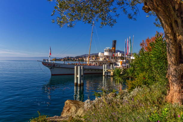 스위스 몽트뢰의 제네바 레만 호수에 있는 오래된 증기선 - cruise ship swiss flag cruise europe 뉴스 사진 이미지