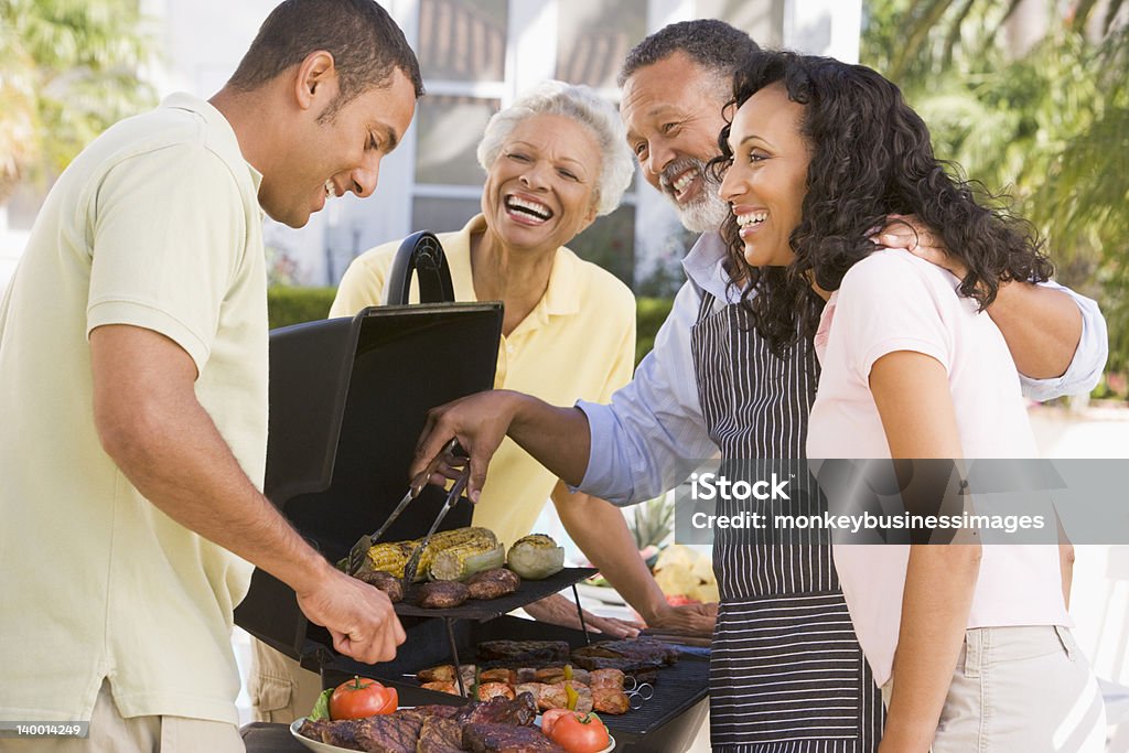 Desfrutando de um churrasco de família - Foto de stock de Churrasco royalty-free