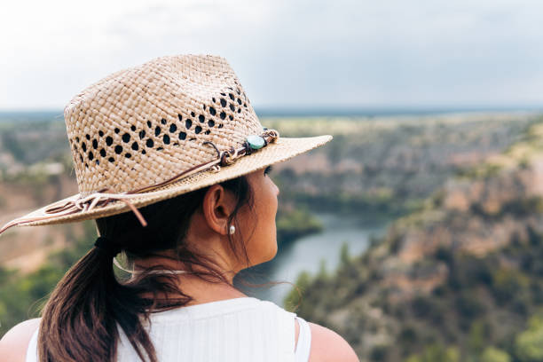 donna che osserva le gole del fiume duraton con il suo cappello. - ponytail brown hair tourist women foto e immagini stock