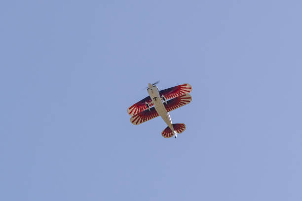 날개에 빨간 줄무늬가있는 흰색 복엽기에서 푸른 하늘을 올려다 보며 - stunt stunt plane airplane small 뉴스 사진 이미지