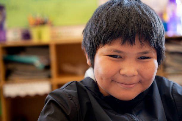 retrato de niño feliz de la edad primaria en un aula de la escuela primaria - navajo fotografías e imágenes de stock
