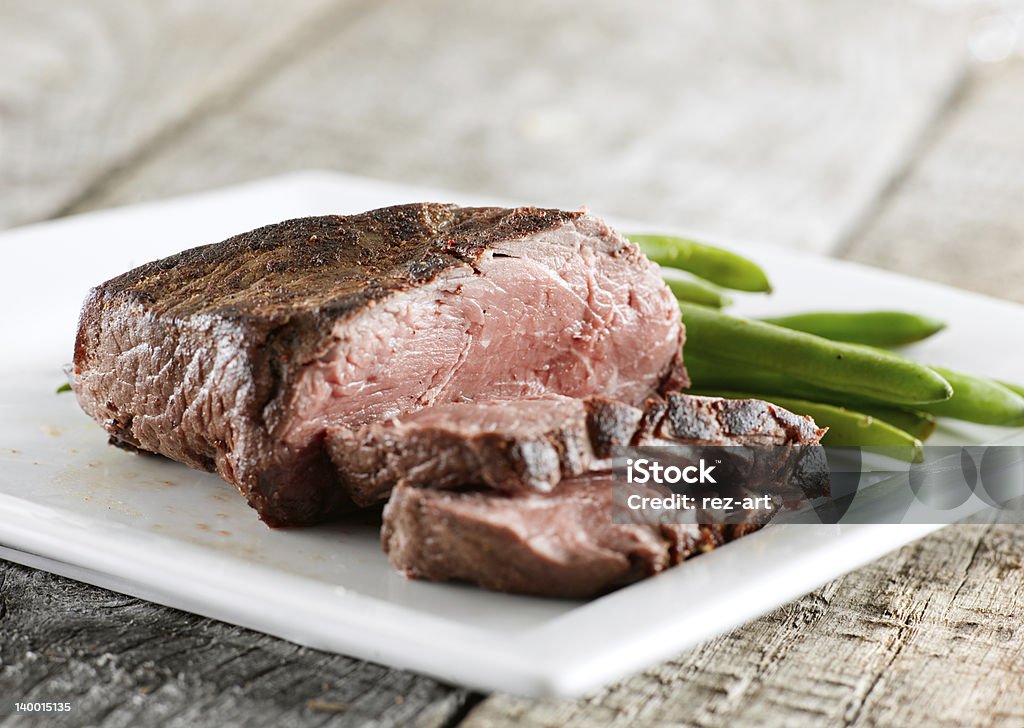 Bistec preparado con greenbeans infrecuentes - Foto de stock de Judía verde libre de derechos