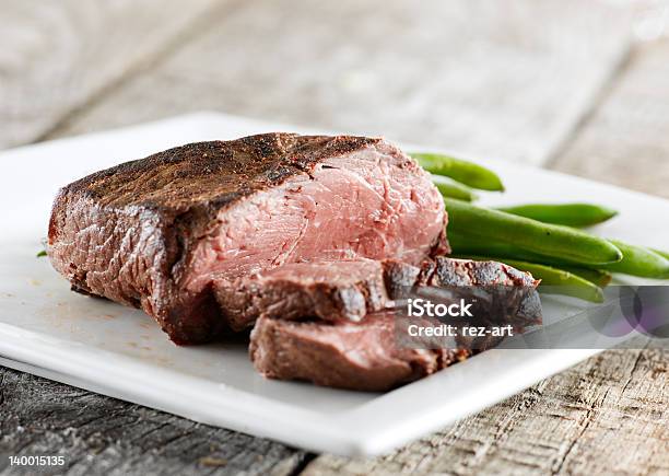 Photo libre de droit de Steak Cuit Rare Avec Greenbeans banque d'images et plus d'images libres de droit de Haricot vert - Haricot vert, Bifteck, Bifteck Delmonico