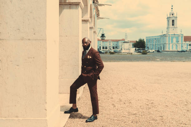 african guy outdoors next to a wall - afrikaanse etniciteit fotos stockfoto's en -beelden