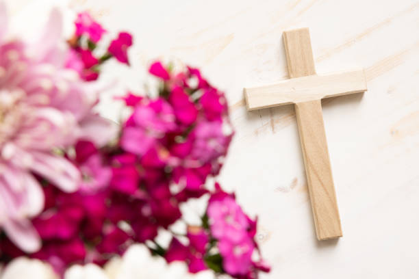 istock Wood cross and pink flowers 1400156392