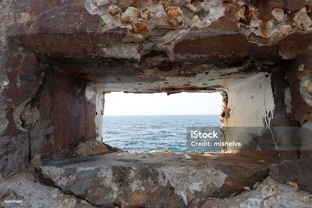 Stone finestra vista del mare. - Foto stock royalty-free di Acqua