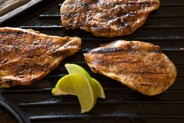 ức gà nướng mỏng khỏe mạnh với nước ướp chanh trên bề mặt nướng gang - what is thin chicken breast? hình ảnh sẵn có, bức ảnh & hình ảnh trả phí bản quyền một lần