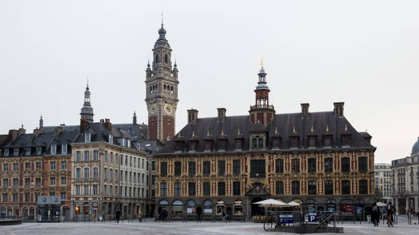 architektonisches detail des place du général-de-gaulle im stadtzentrum von lille, frankreich - flume stock-fotos und bilder