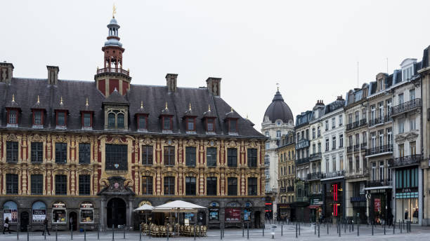 architektonisches detail des place du général-de-gaulle im stadtzentrum von lille, frankreich - flume stock-fotos und bilder