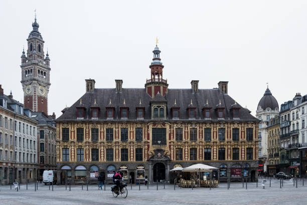 architektonisches detail des place du général-de-gaulle im stadtzentrum von lille, frankreich - flume stock-fotos und bilder