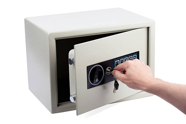 abrindo o cofre eletrônico (traçado de recorte incluído - safety pin closed open isolated - fotografias e filmes do acervo