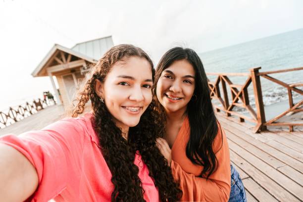 zwei befreundete frauen mit klammern, die ein foto im touristendock der stadt la ceiba machen. - medical texts stock-fotos und bilder