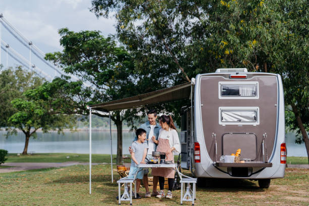 férias de piquenique de caravana familiar asiática em parque público - trailer park - fotografias e filmes do acervo