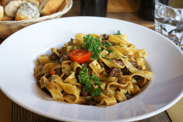 野生の鹿肉の鹿のラグーとタリアテッレフェットチーネのクローズアップ料理 - dishware pasta tagliatelle beef ストックフォトと画像