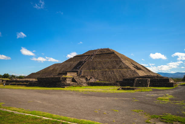 pirámide del sol en teotihuacán, patrimonio de la humanidad por la unesco - teotihuacan fotografías e imágenes de stock