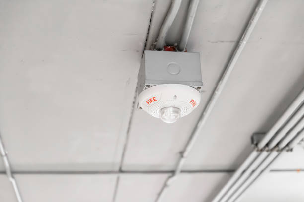 detector de fogo no teto, fumaça e sensor de alarme de chama em equipamentos de segurança de edifício comercial - house burning color image danger - fotografias e filmes do acervo