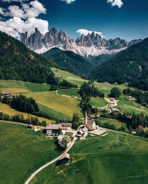 santa magdalena in val di funes - dolomites - sunrise european alps mountain alpenglow foto e immagini stock