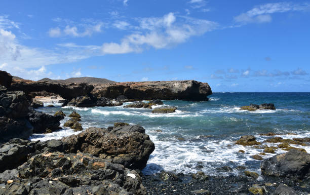 istock Rough Seas On the Rugged Coast of Aruba 1400207608