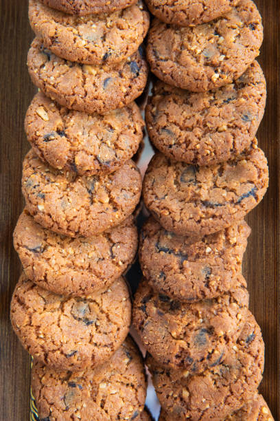 pila di un dolce delizioso biscotti con gocce di cioccolato nel piatto. - oat oatmeal isolated stack foto e immagini stock