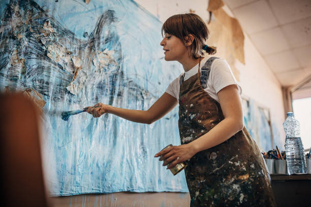 istock Female artist painting 1400213081