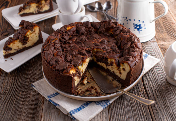 チョコレートチーズケーキ。伝統的なドイツ語 "russischerzupfkuchen" - chocolate cheesecake ストックフォトと画像