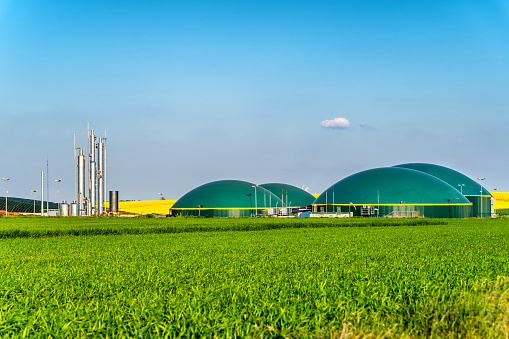 Moderna planta de biogás entre varios campos en la región rural photo