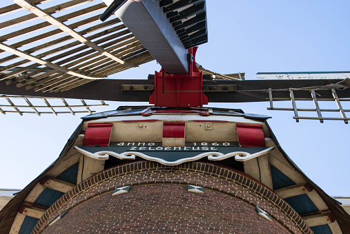 Stellingmolen Zeldenrust aan de Kruisstraat in Oss (Nederland). Op de kap van de molen staat het bouwjaar van de korenmolen namelijk 1860.