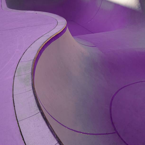 skate park viola vuoto sulla strada - skateboard court foto e immagini stock