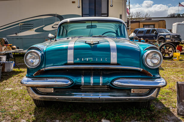 1955 pontiac star chief limousine - vehicle door vintage car collectors car sedan stock-fotos und bilder