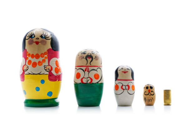 ukrainische nistpuppen aus holz - russian nesting doll small group of objects wood doll stock-fotos und bilder