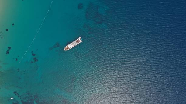 barca da crociera su una baia incredibile. - cruise ship cruise mediterranean sea sea foto e immagini stock