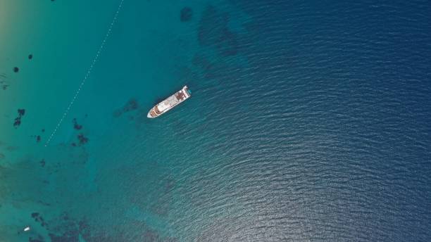 круизный катер по удивительной бухте. - cruise ship cruise beach tropical climate стоковые фото и изображения