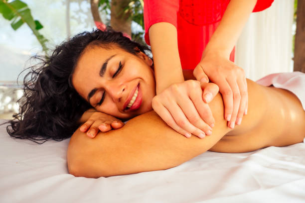 client et maître massagiste dans le centre de spa aurvedic - ayurveda massaging aromatherapy chakra photos et images de collection
