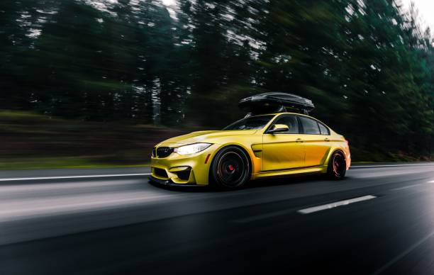 amarillo bmw m4 - bmw fotografías e imágenes de stock