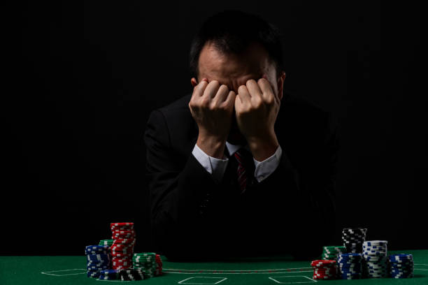 카지노에 앉아 슬픈 남자 - gambling addiction problems addict 뉴스 사진 이미지