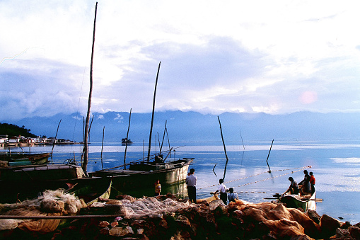 Dali, in the west of Yunnan province, is a famous tourist city in China. The aborigines are the ethnic minority Bai Tribe. Twenty years ago, lake fishing was a profession for many lakeside villagers.Photographic slide photo in August 2003's Dali,Yunnan