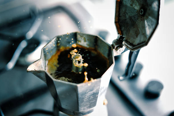 kawa tryska z włoskiego garnka moka z energią. - espresso coffee coffee maker italian culture zdjęcia i obrazy z banku zdjęć