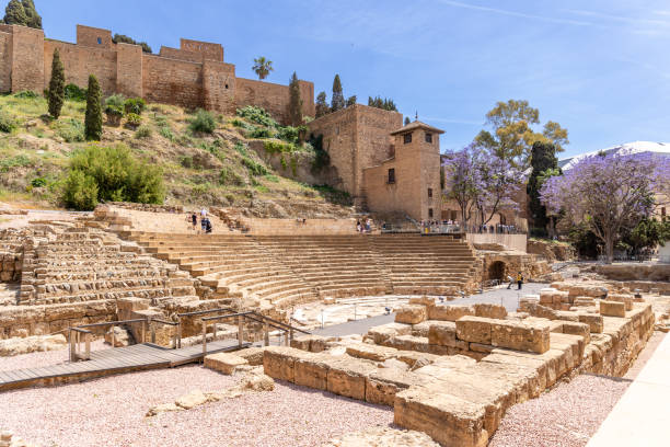 ruinen des römischen theaters im historischen zentrum der stadt malaga - amphitheater stock-fotos und bilder