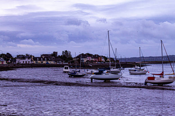 pueblo de escocia - sailing ship shipping beached industrial ship fotografías e imágenes de stock