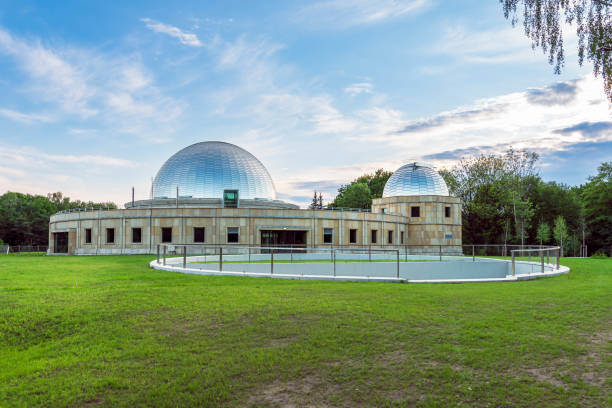 planétarium de silésie après rénovation. le dôme du planétarium de silésie brille à la lumière du soleil couchant. panneaux d’aluminium sur le toit . - chorzow photos et images de collection