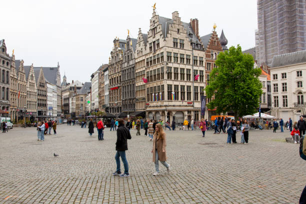 alter marktplatz in antwerpen, belgien - flume stock-fotos und bilder