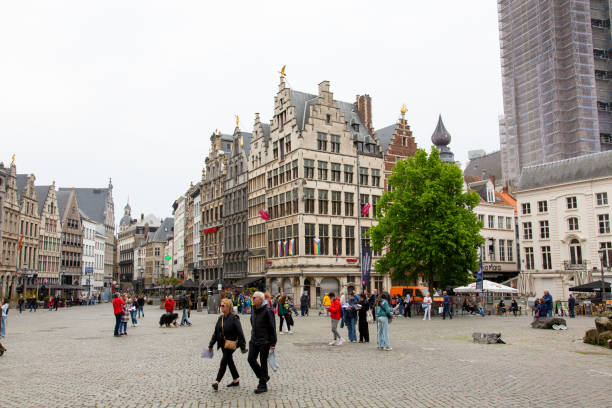 alter marktplatz in antwerpen, belgien - flume stock-fotos und bilder