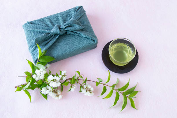 istock Deutzia and furoshiki 1400280602