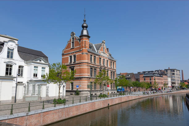 canals and historic buildings in ghent, belgium - 比利時皇室 個照片及圖片檔