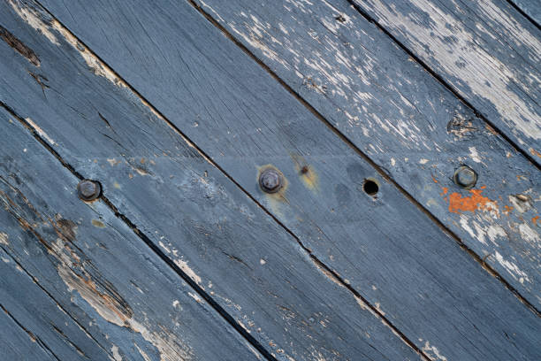古い素朴な木製パネルがクローズアップされ、劣化した塗装された木製パネル、鉄の釘。背景テクスチャ - wood rustic close up nail ストックフォトと画像