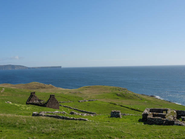 스코틀랜드의 러윅 (lerwick)시가있는 셰틀랜드 섬 - shetland islands north sea beach sea 뉴스 사진 이미지