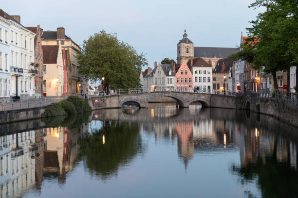 bruges, belgique - flanders bruges dusk building exterior photos et images de collection