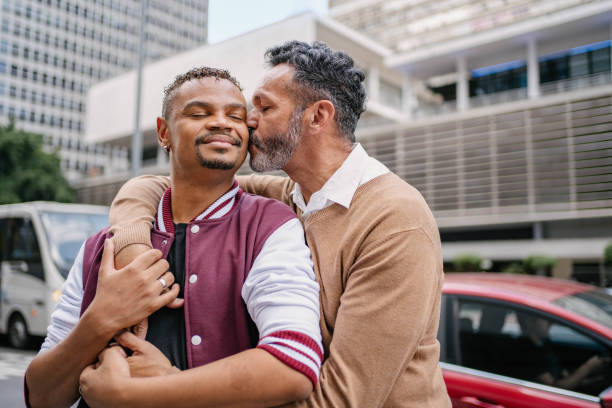 coppia gay a paulista avenue a san paolo, brasile - homosexual homosexual couple black ethnic foto e immagini stock