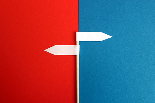 Dos flechas muestran diferentes direcciones en diferentes colores. photo
